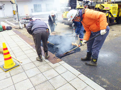 端から舗装を開始