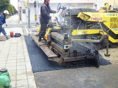 フィニッシャーで舗装材を均一に