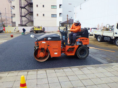 ローラーで踏み固め