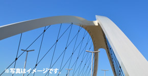 木製のテーブルとイス