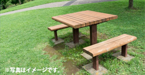 木製のテーブルとイス