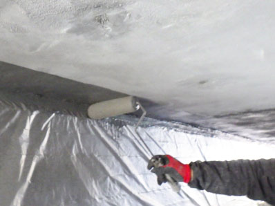 ローラーで踏み固め